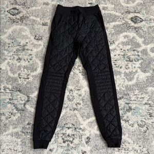 Alo Yoga Airbrush Winter Warm Moto Puffer Black Quilted Jogger